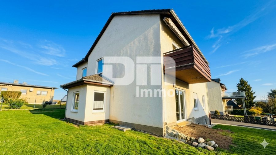 Gepflegtes Ein / Zweifamilienhaus mit Doppelgarage in begehrter Ortsrandlage von Zierenberg - Seitenansicht